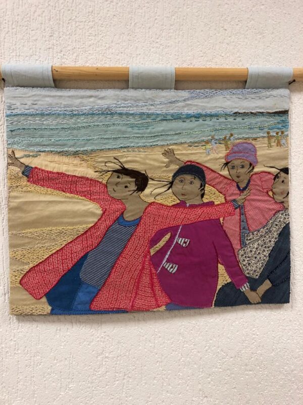 Fillettes au bord de l'eau - brodé